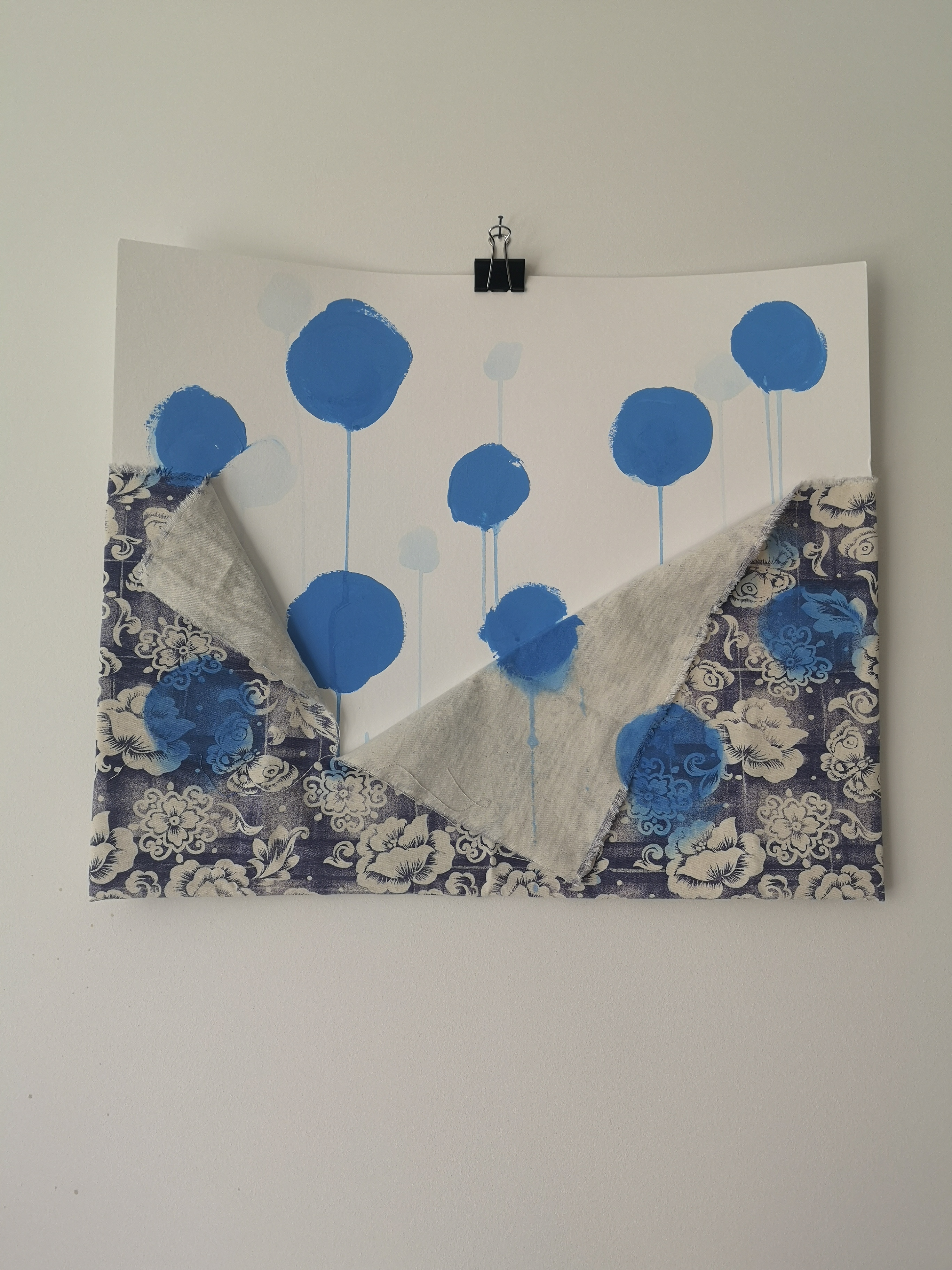 Acrylmalerei auf Pappe und gemustertem Blumenstoff