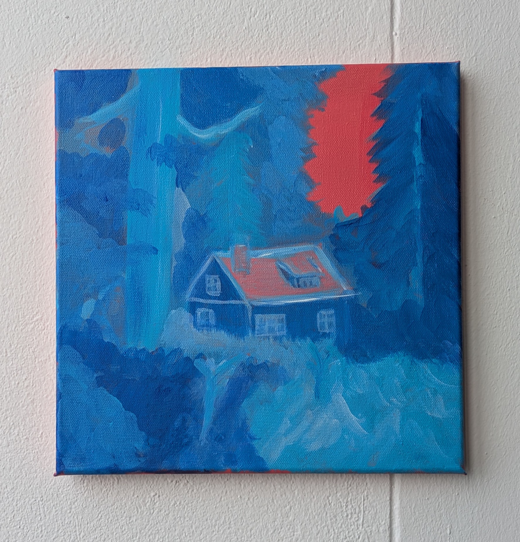 Quadratisches Gemälde mit einer heruntergekommenen Hütte im Wald. Wald und Hütte in kräftigen Blautönen, Himmel und Dach in Orange-Pink.