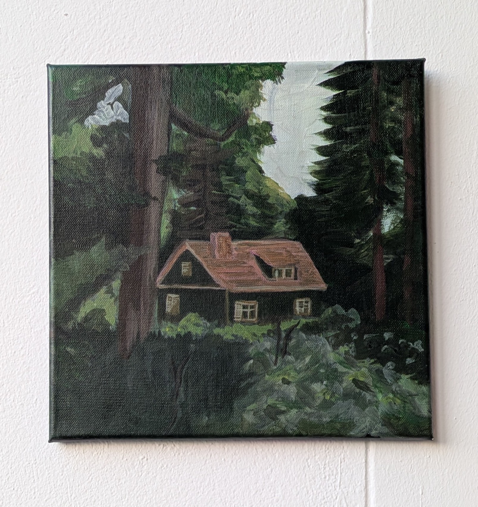 Quadratisches Gemälde mit einer heruntergekommenen Hütte im Wald.