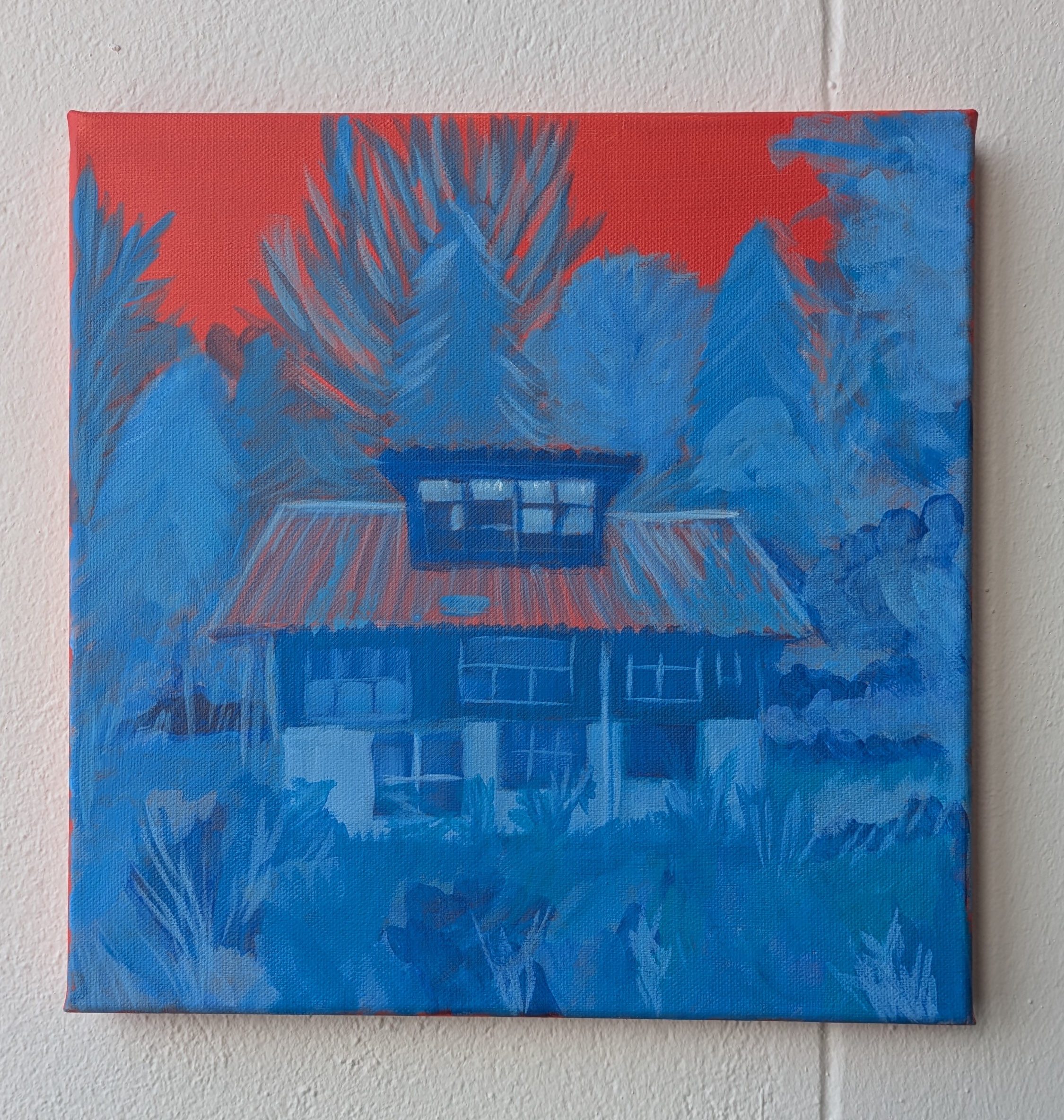 Quadratisches Gemälde mit einer heruntergekommenen Hütte im Wald. Wald und Hütte in kräftigen Blautönen, Himmel und Dach in Orange-Pink.