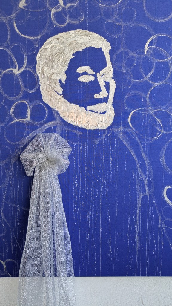 Nahaufnahme des Bildes Male Gaze. Männliche Silhouette mit glitzerndem Stoff als Brosche