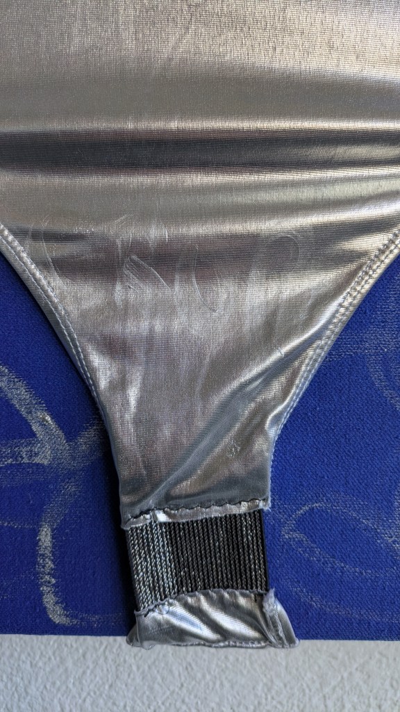 Nahaufnahme des Bildes Male Gazed. Schriftzug "groß" auf dem Body auf Höhe der Vulva.